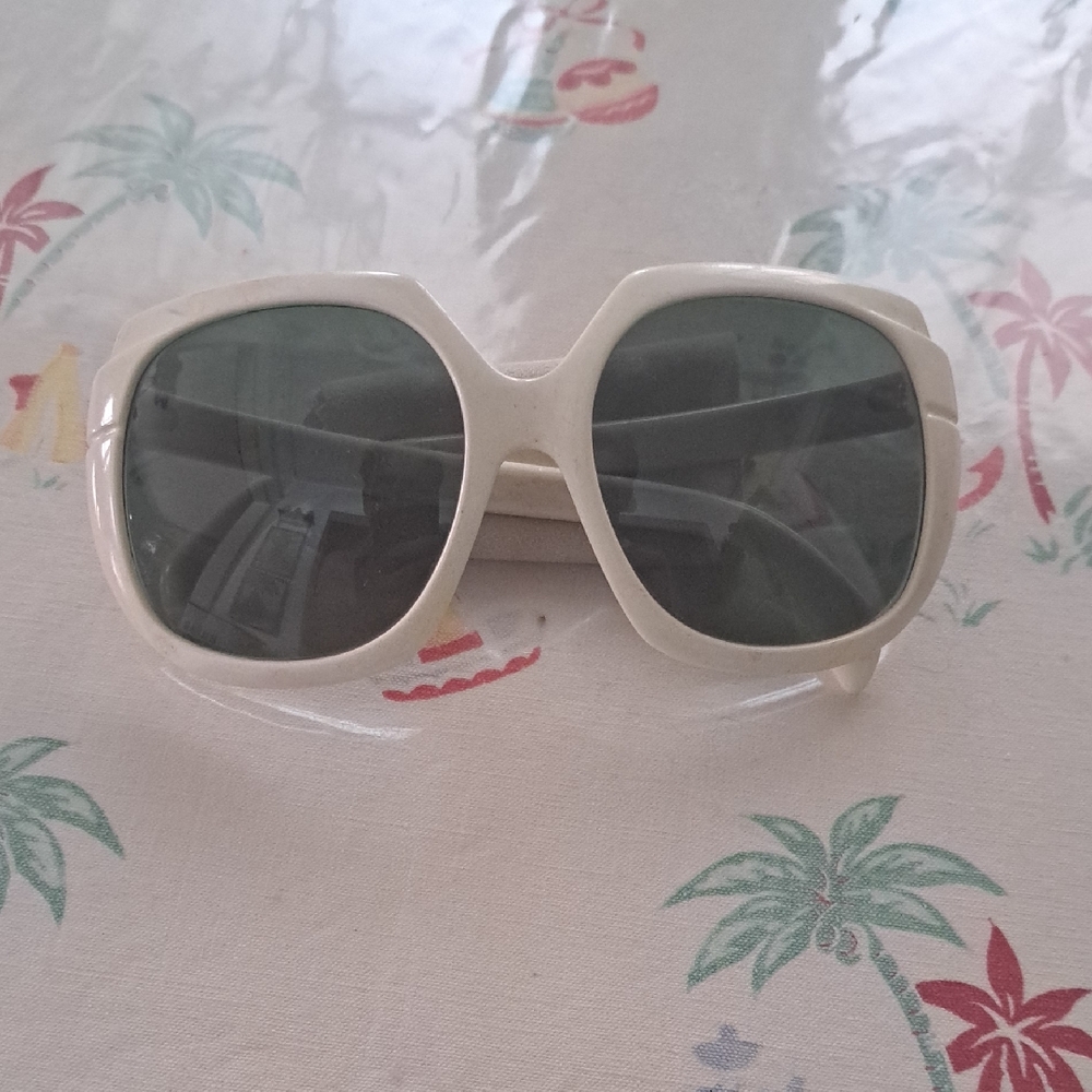 Chic Cream Sunglasses with Dark Lenses